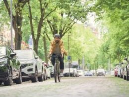 Foto de Cumplir los propósitos de Año Nuevo sobre una ebike.